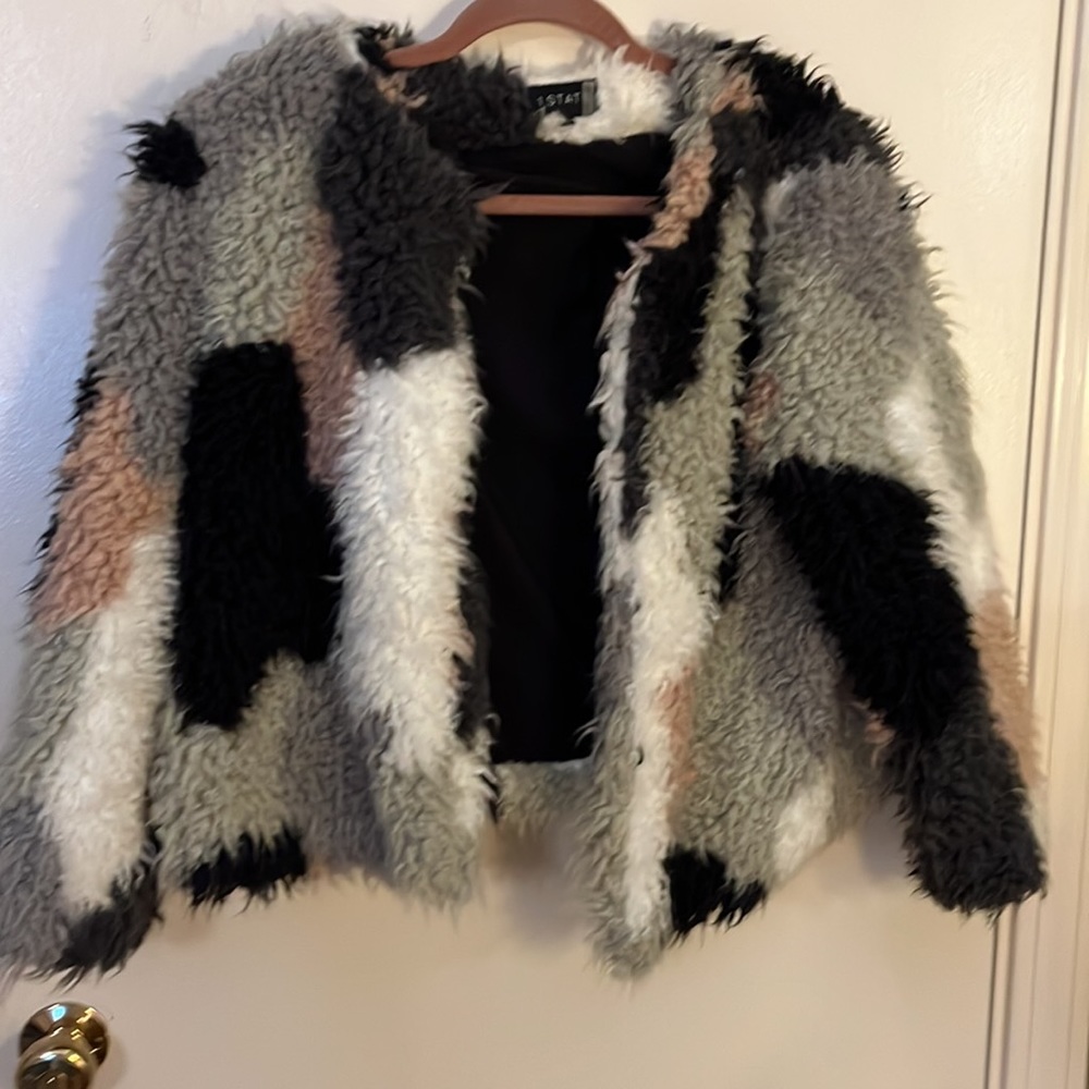 Faux fur short jacket with hook closures. - Picture 3 of 3